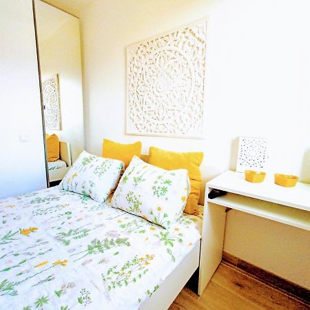Private Room In Renovated Apartment - Tram 1 Min Walk Nice Buitenkant foto