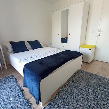 Private Room In Renovated Apartment - Tram 1 Min Walk Nice Kamer foto