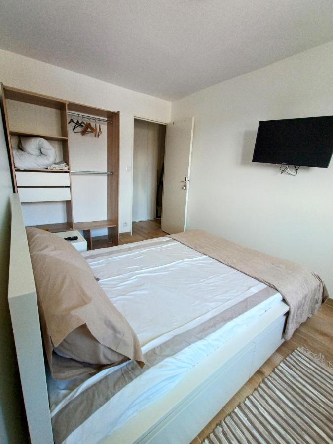Private Room In Renovated Apartment - Tram 1 Min Walk Nice Buitenkant foto
