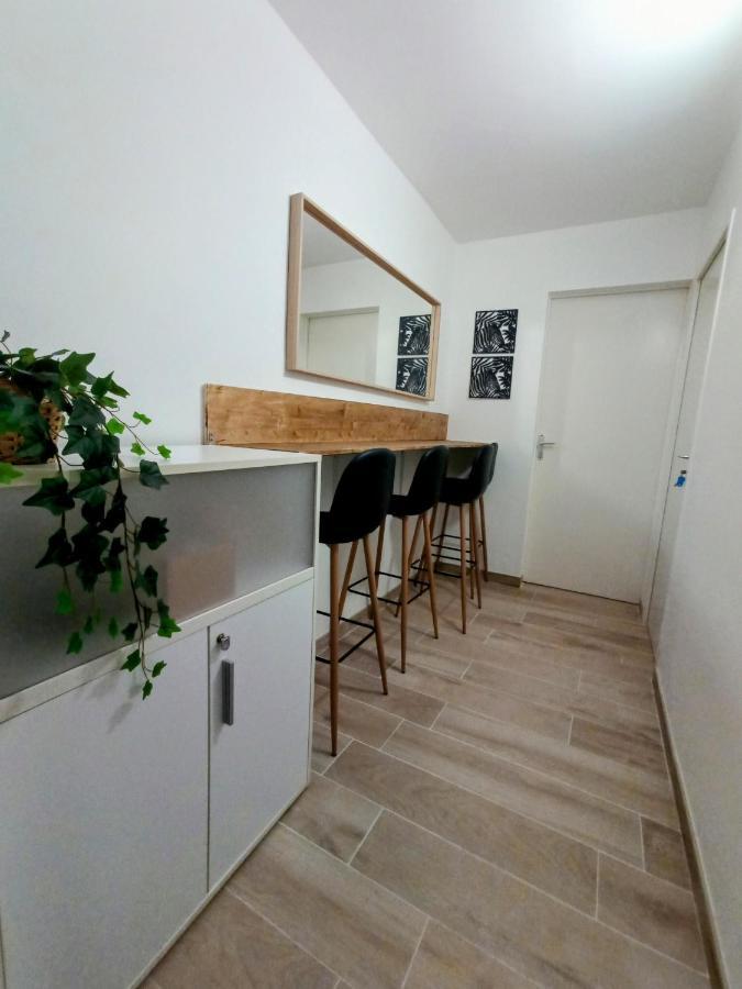 Private Room In Renovated Apartment - Tram 1 Min Walk Nice Buitenkant foto