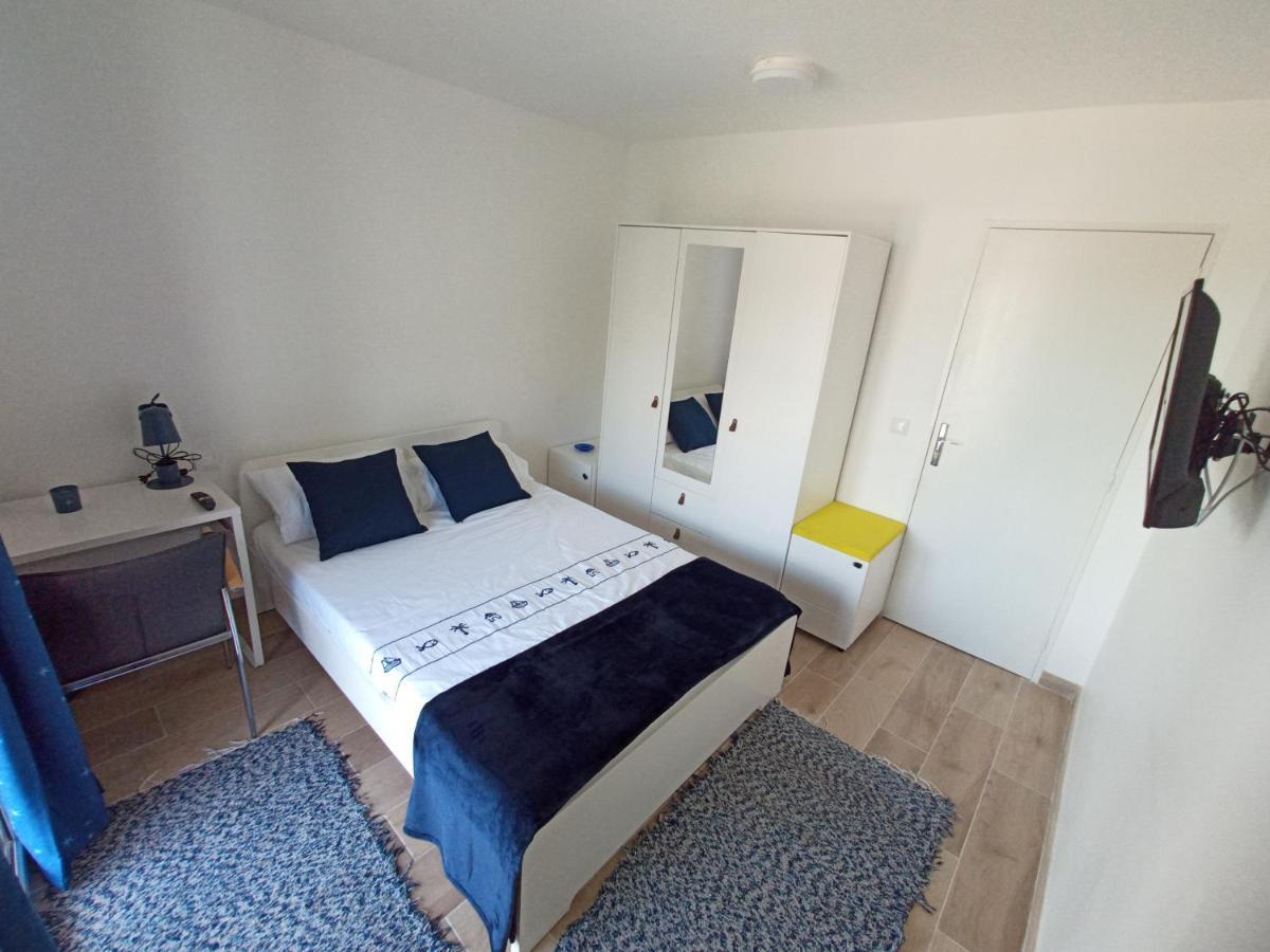 Private Room In Renovated Apartment - Tram 1 Min Walk Nice Buitenkant foto