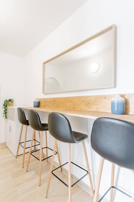 Private Room In Renovated Apartment - Tram 1 Min Walk Nice Buitenkant foto