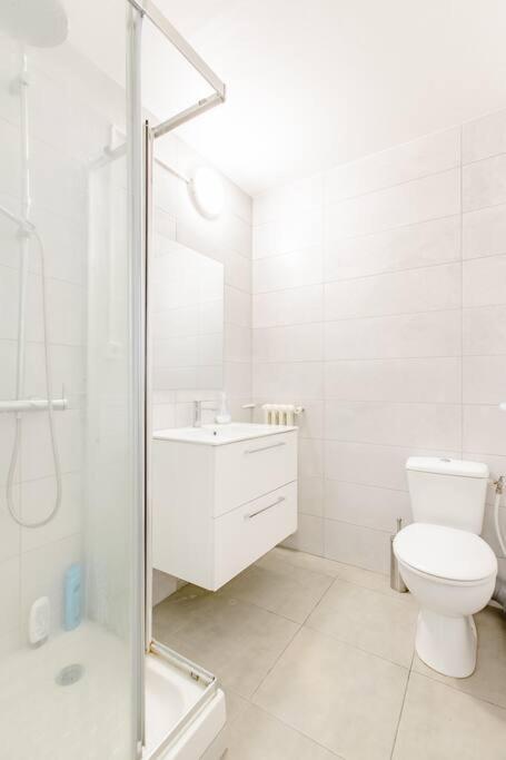 Private Room In Renovated Apartment - Tram 1 Min Walk Nice Buitenkant foto