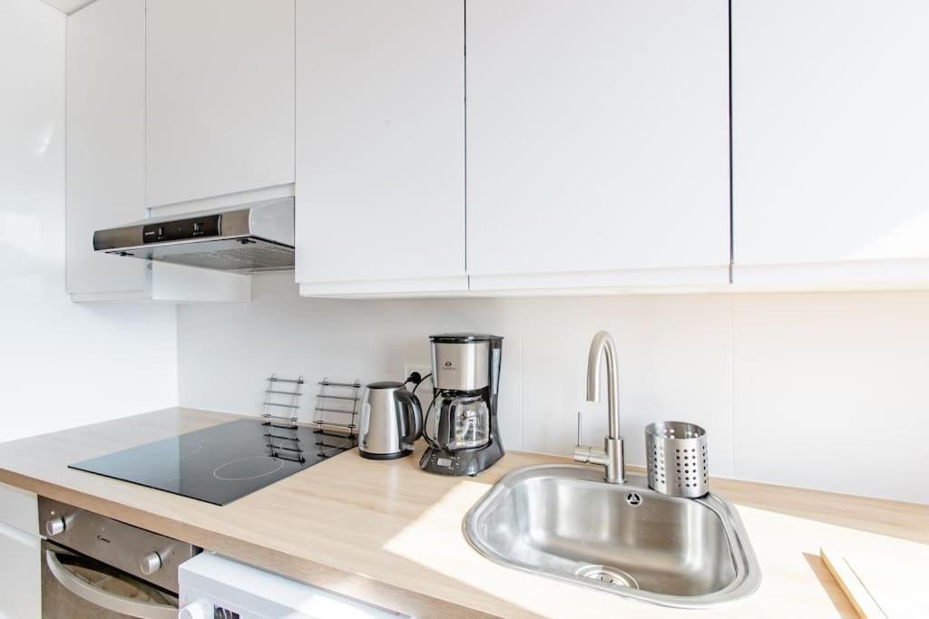 Private Room In Renovated Apartment - Tram 1 Min Walk Nice Buitenkant foto