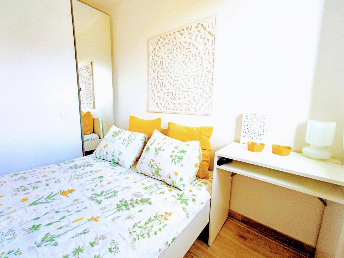 Private Room In Renovated Apartment - Tram 1 Min Walk Nice Buitenkant foto
